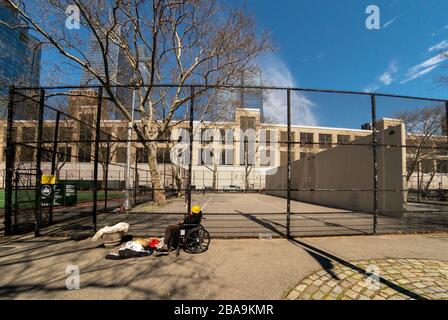 Senza tetto individuale a Chelsea Park nel quartiere Chelsea di New York il Martedì, 24 marzo 2020. (© Richard B. Levine) Foto Stock