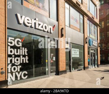 Negozi Verizon e AT&T nelle immediate vicinanze di una Sesta Avenue vuota a Chelsea a New York martedì 24 marzo 2020. (© Richard B. Levine) Foto Stock