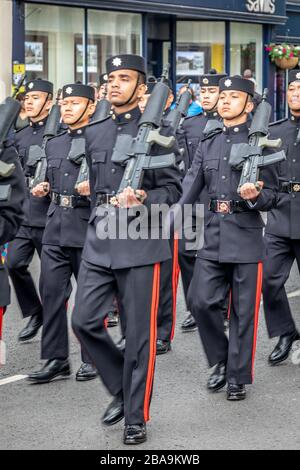 10 i soldati del reggimento Logistic Gurkha della Queens tornano dalla cerimonia del Cambio della Guardia al Castello di Windsor, Windsor, Berkshire, Regno Unito - 18 maggio 2019 Foto Stock