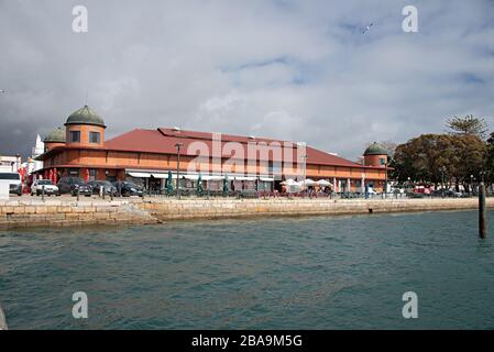 Olhao, Algarve, Portogallo - Febbraio 2020: Mercato del pesce e molto altro Foto Stock