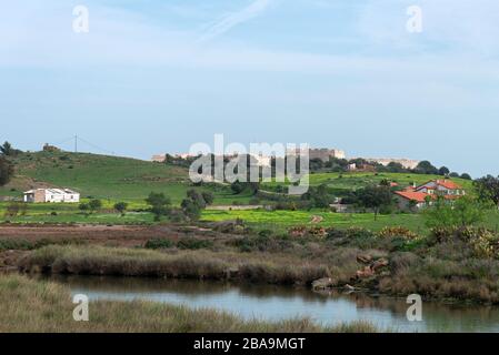 Castro Marim, Algarve, Portogallo - 2020 febbraio: In cima ad un cavoll il castello Foto Stock