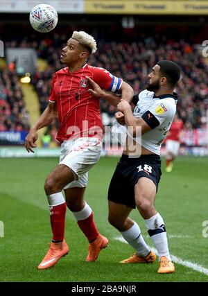 Lyle Taylor di Charlton Athletic (a sinistra) e Cameron carter-Vickers di Luton Town combattono per la palla Foto Stock