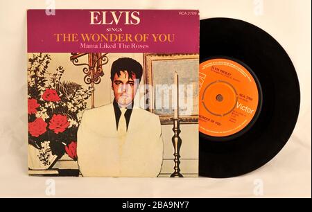 Elvis Presley picture sleeve singolo su etichetta arancione di 'The Wonder of You' 45 giri in vinile Foto Stock