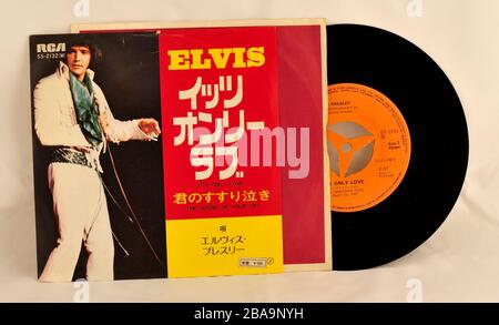 Elvis Presley etichetta arancione giapponese singolo di it's only Love' 45 rpm con testo di scrittura asiatico Foto Stock