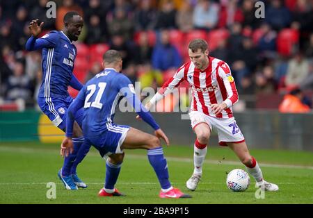 Nick Powell (a destra) di Stoke City e i Jazz Richards di Cardiff City combattono per la palla Foto Stock