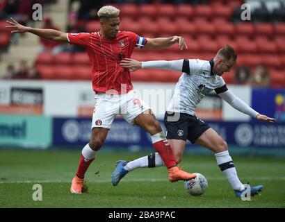 Lyle Taylor di Charlton Athletic (a sinistra) e James Bree di Luton Town combattono per la palla Foto Stock