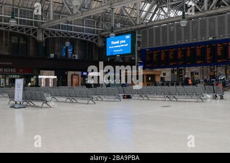 Glasgow, Scozia, Regno Unito. 26 marzo 2020. Coronavirus lockdown Glasgow, Scozia: 'Grazie al nostro personale incredibile NHS' cartello all'interno di una stazione centrale di Glasgow molto tranquilla a pranzo Credit: Kay Roxby/Alamy Live News Foto Stock