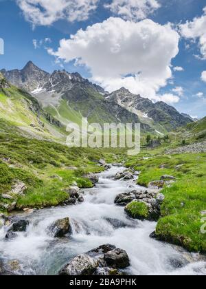 Torrente Nauderer Tscheybach e vista sulla valle di Nauderer Tschey, tra Nauders e Plunds, Tirolo, Austria Foto Stock