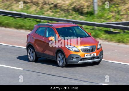 2014 Vauxhall Mokka Tech Line S/S; Regno Unito traffico veicolare, trasporto stradale, veicoli moderni, berline, guida di veicoli, strade e motori, motorizzazione in direzione sud sull'autostrada M61 Foto Stock