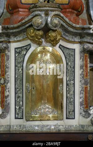 Il tabernacolo sull'altare maggiore nella chiesa francescana di San Francesco Saverio a Zagabria, Croazia Foto Stock