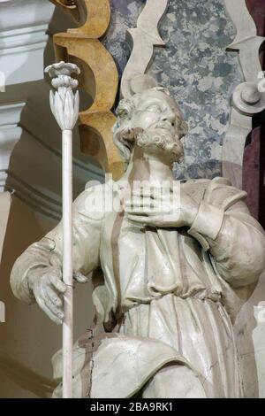 Statua di San Giuseppe sull'altare maggiore nella chiesa francescana di San Francesco Saverio a Zagabria, Croazia Foto Stock