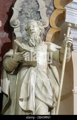 Statua di San Gioacchino sull'altare maggiore nella chiesa francescana di San Francesco Saverio a Zagabria, Croazia Foto Stock