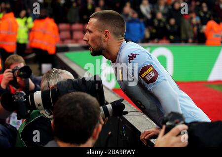 Conor Hourihane di Aston Villa parla a tempo pieno con i tifosi lontani Foto Stock