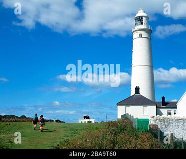 Passeggiate lungo la costa oltre al Faro di Nash Point, Glamorgan Heritage Coast, vale of Glamorgan, S. Wales Foto Stock