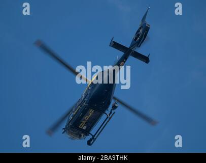 Merton Park, Londra, Regno Unito. 26 marzo 2020. L'elicottero della polizia si aggira sull'area suburbana di Merton Park nel sud-ovest di Londra per un periodo prolungato nel tardo pomeriggio. Credit: Malcolm Park/Alamy Live News. Foto Stock