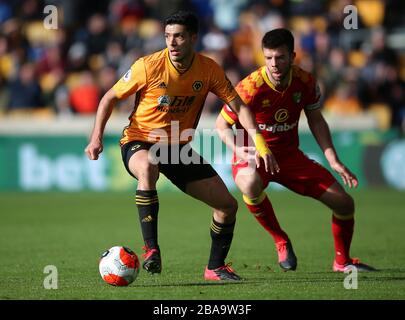 Raul Jimenez di Wolverhampton Wanderers (a sinistra) e Grant Hanley di Norwich City combattono per la palla Foto Stock