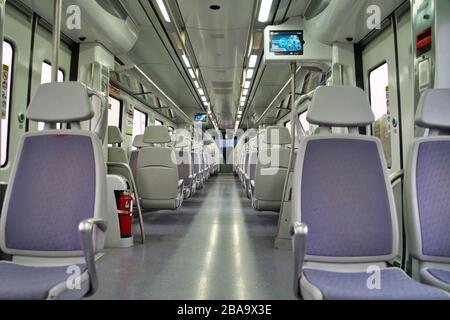 Barcellona, Spagna - marzo 18 2020: Treno vuoto per i trasporti pubblici a causa della pandemia Coronavirus COVID-19 Foto Stock