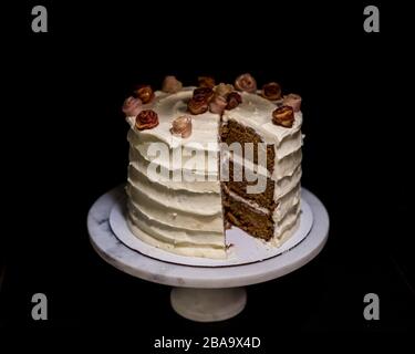 Torta di carote a tre strati con crema di formaggio glassa Foto Stock