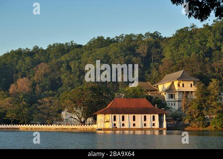 Sri Lanka, Kandy, Tempio del dente, Vecchio bagno reale e lago Foto Stock