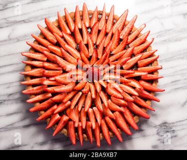 Crostata di cioccolato alla fragola sul tavolo della pasticceria in marmo Foto Stock