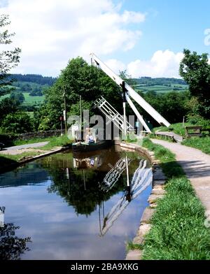 stretta barca che passa sotto ponte di sollevamento, monmouthshire & brecon canale, talybont su usk, powys. Foto Stock