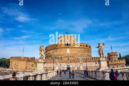 Vista esterna e dettagli di Castel Sant Angelo o Mausoleo di Adriano, costruito nell'antica Roma, Italia. Foto Stock