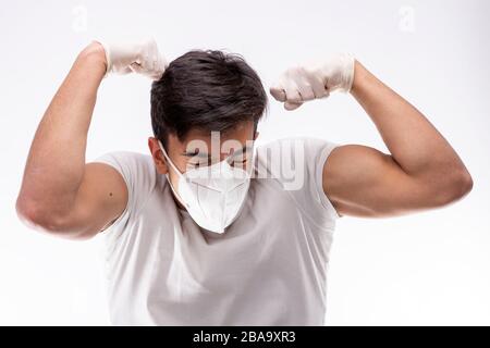 Giovane ragazzo con maschera chirurgica, varie espressioni facciali, ritratto, sezione alta. Sfondo bianco. Foto Stock