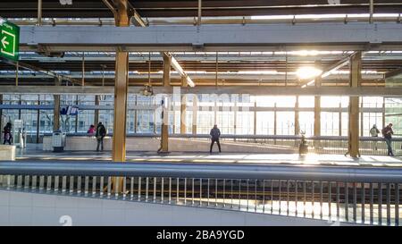 Amsterdam, Olanda 25 marzo 2020 : piattaforme vuote e le distanze sociali nella stazione di Amstel durante l'ora di punta a causa del governo preso per combattere la crisi corona. Foto Stock