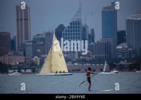 L'insenatura di Sydney è ancora occupata in una giornata trascorsa nel mezzo dell'estate. Sydney, Australia Foto Stock