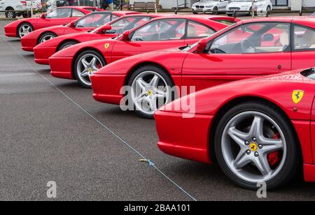 Una linea di Ferrari rosse all'evento Silverstone Classic 2019 Foto Stock
