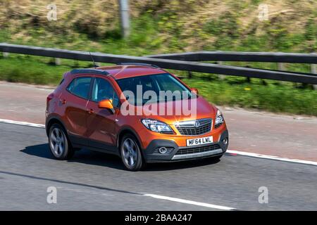 2014 arancione Vauxhall Mokka Tech Line S/S; Regno Unito traffico veicolare, trasporto su strada, veicoli moderni, berline, guida di veicoli, strade e motori, in direzione sud-ovest sull'autostrada M61 Foto Stock