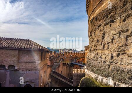 Dettagli architettonici di Castel Sant Angelo o Mausoleo di Adriano, costruito nell'antica Roma, Italia. Foto Stock