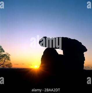 Sunset e Maes Y Felin camera di sepoltura, St Lythans, vale di Glamorgan, S. Wales Foto Stock