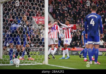 Nick Powell (al centro) di Stoke City celebra il suo primo obiettivo del gioco Foto Stock