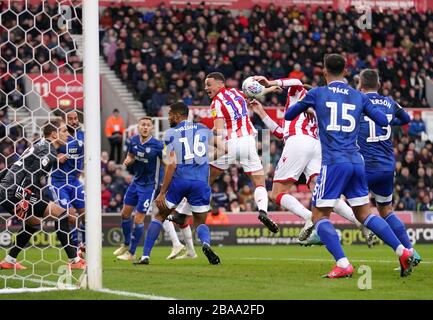 Nick Powell di Stoke City, centrata a destra, segna il primo obiettivo del suo fianco Foto Stock