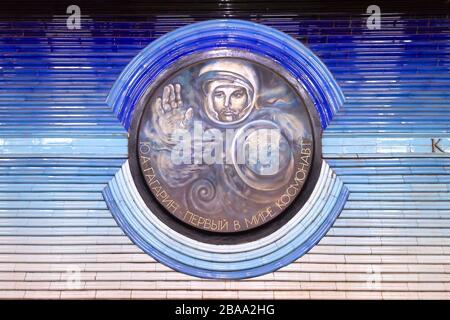 Medaglione di ceramica blu con immagine di Yuri Gagarin, un cosmonauta sovietico. Dettaglio decorazione alla stazione della metropolitana Kosmonavtlar a Tashkent, Uzbekistan. Foto Stock