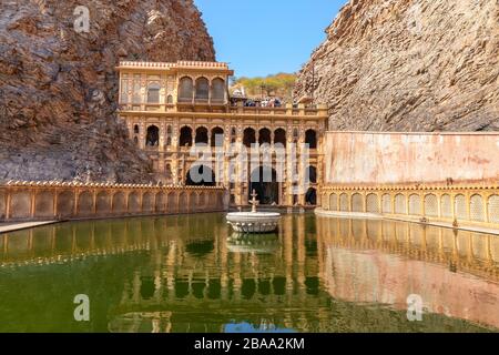 Tempio Santo dell'India conosciuto come Tempio delle scimmie a Jaipur Foto Stock