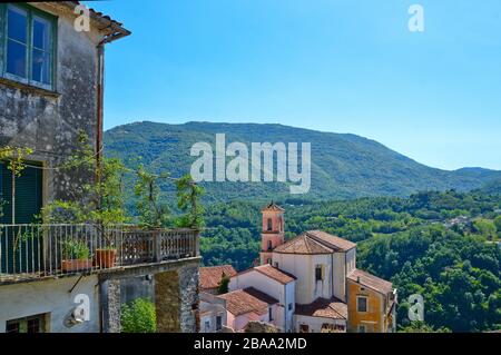 Vista panoramica su Rivello, borgo medievale della Basilicata Foto Stock