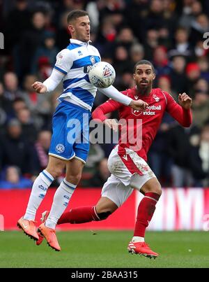 Lewis Grabban (a destra) e la battaglia di Dominic Ball dei Queens Park Rangers di Nottingham Forest Foto Stock