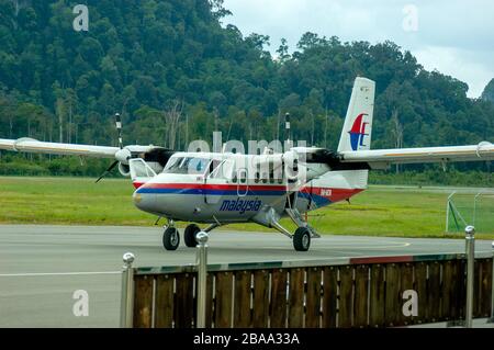 Malaysia Airlines Turboprop de Havilland Twin Otter STOL aeromobili a corto raggio parcheggiati presso l'aeroporto di Mulu, Sarawak, Malesia. Foto Stock