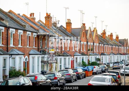 Tradizionali case a schiera vittoriane, una coperta di impalcature, intorno a West Hampstead a Londra Foto Stock