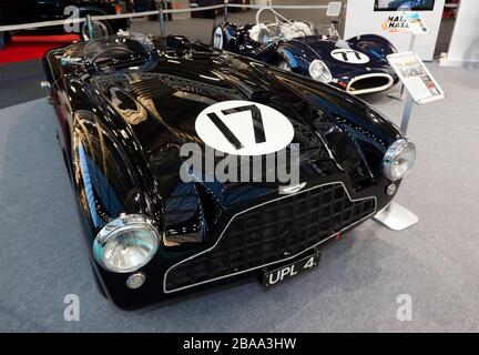 Vista frontale di tre quarti di una Aston Martin DB3 1952 n. 5, in mostra presso lo stand Hall and Hall del London Classic Car Show 2020 Foto Stock