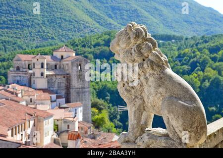 Vista panoramica su Rivello, borgo medievale della Basilicata Foto Stock