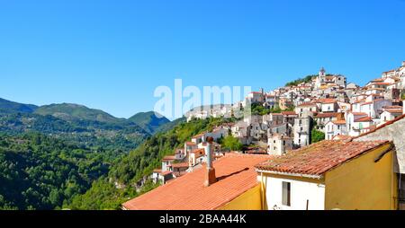 Vista panoramica su Rivello, borgo medievale della Basilicata Foto Stock