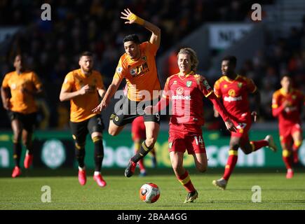 Raul Jimenez di Wolverhampton Wanderers (a sinistra) e Todd Cantwell di Norwich City combattono per la palla Foto Stock