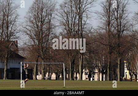 Leicester, Leicestershire, Regno Unito. 26 marzo 2020. Un uomo fa tirare su un paletto a Victoria Park a Leicester durante la pandemia di Coronavirus. Credit Darren Staples/Alamy Live News. Foto Stock