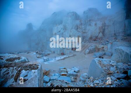 La nebbia copre le maestose Alpi italiane, le montagne che hanno fornito il marmo per Michelangelo´s David e molte altre sculture ed edifici. Foto Stock