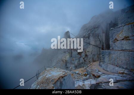 La nebbia copre le maestose Alpi italiane, le montagne che hanno fornito il marmo per Michelangelo´s David e molte altre sculture ed edifici. Foto Stock