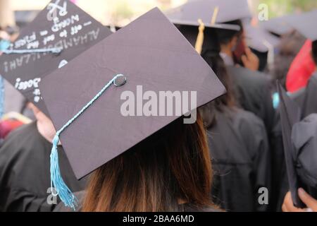 colpo di cappelli di laurea durante i laureati di successo di inizio. Foto Stock