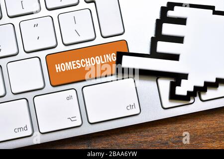 FOTOMONTAGGIO, chiave per computer con etichetta Homeschooling, FOTOMONTAGE, Computertaste mit der Aufschrift Homeschooling Foto Stock